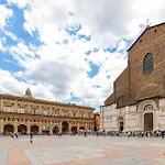 Immobo Arcadian - Piazza Maggiore View