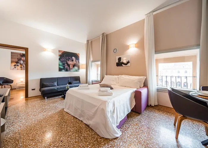 Immobo Arcadian - Piazza Maggiore View *